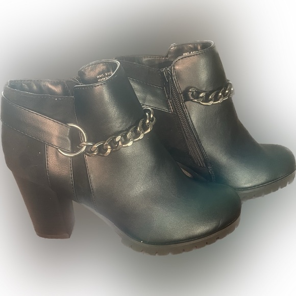 Simply Vera Wang Women’s Chain Detail Heeled Ankle Boots. - Picture 1 of 6